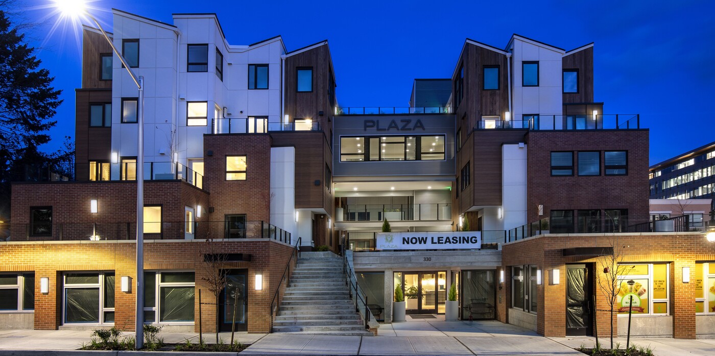 Top Floor/Vaulted Ceilings/ADA/Wood Floors... in Kirkland, WA - Foto de edificio