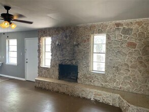 435 Elm St in Clyde, TX - Building Photo - Building Photo