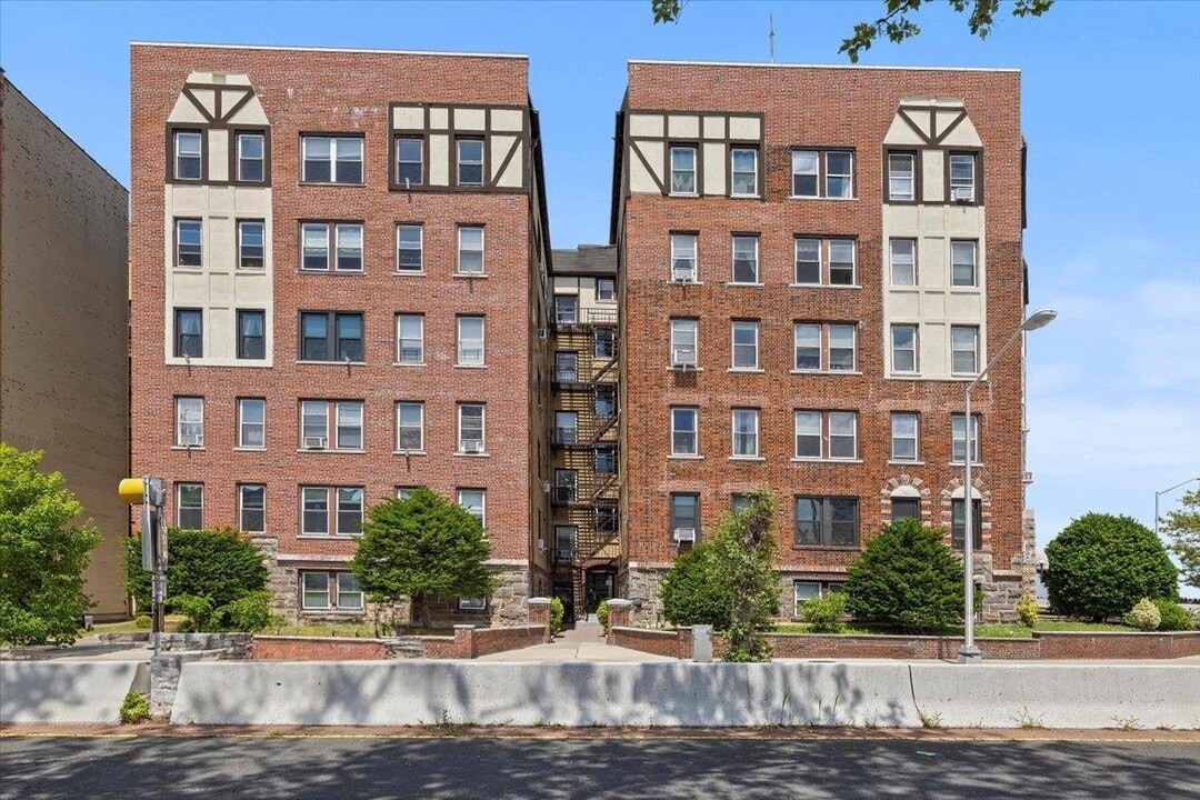 7435 JFK Blvd E in North Bergen, NJ - Building Photo
