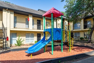 Bella Vista Park in Dallas, TX - Foto de edificio - Building Photo