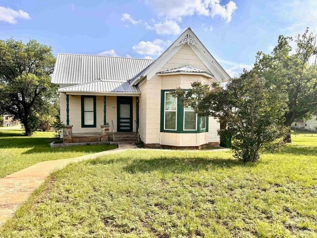 property at 700 W Dallas St