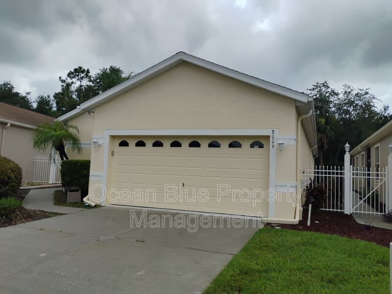 8009 Shaddock Pl in Land O Lakes, FL - Building Photo