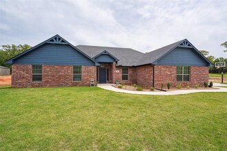 104740 Pimlico Pass in Mcloud, OK - Foto de edificio - Building Photo
