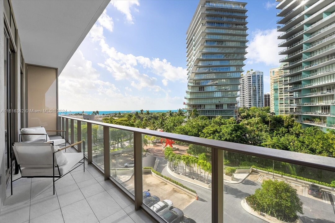 2655 S Bayshore Dr in Miami, FL - Building Photo