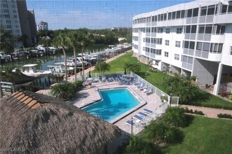 12945 Vanderbilt Dr in Naples, FL - Building Photo - Building Photo