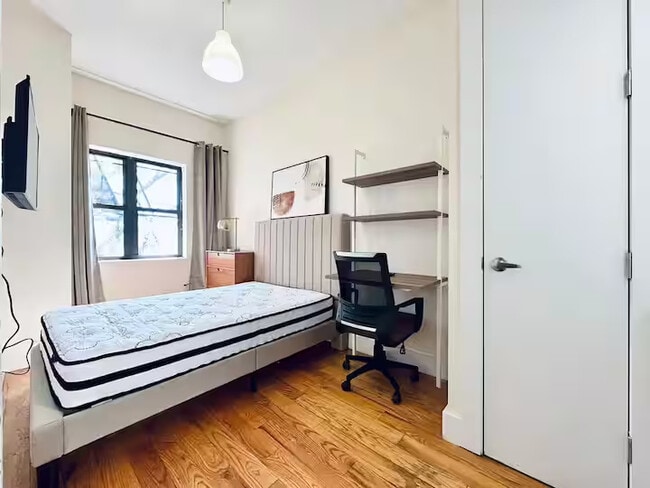 Furnished room/NOT APARTMENT, Unit 3FL in Brooklyn, NY - Foto de edificio - Building Photo
