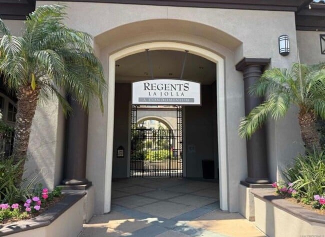 9253 Regents Rd in San Diego, CA - Building Photo - Building Photo