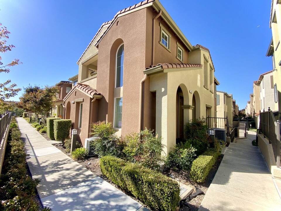 268 Fountain Grass Terrace in Fremont, CA - Foto de edificio