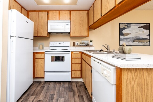 55+ FountainGlen Goldenwest Senior Apartments in Westminster, CA - Foto de edificio - Building Photo