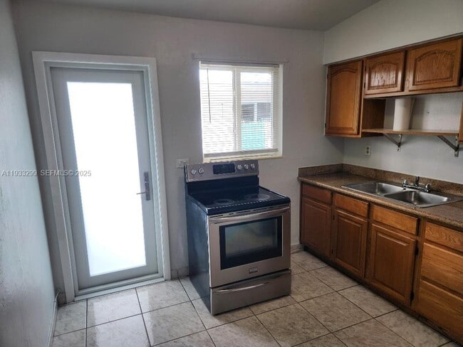 1261 NW 24th St in Miami, FL - Building Photo - Building Photo