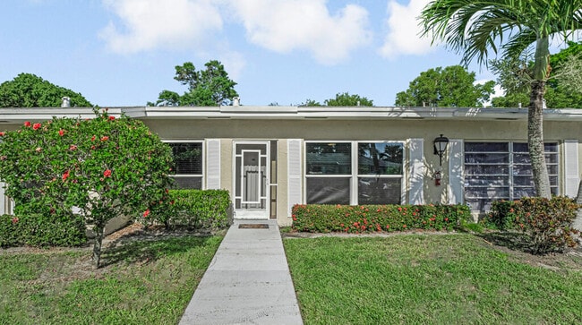 property at 13730 Vía Flora
