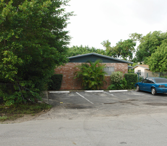 14 NE 16th Pl in Fort Lauderdale, FL - Foto de edificio - Building Photo