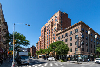 225 8th Ave in New York, NY - Foto de edificio - Building Photo