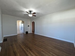 130 13th Ave E in Oskaloosa, IA - Foto de edificio - Building Photo