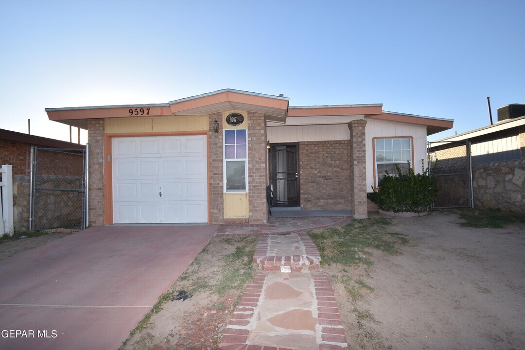 9597 Martinique Dr in El Paso, TX - Building Photo