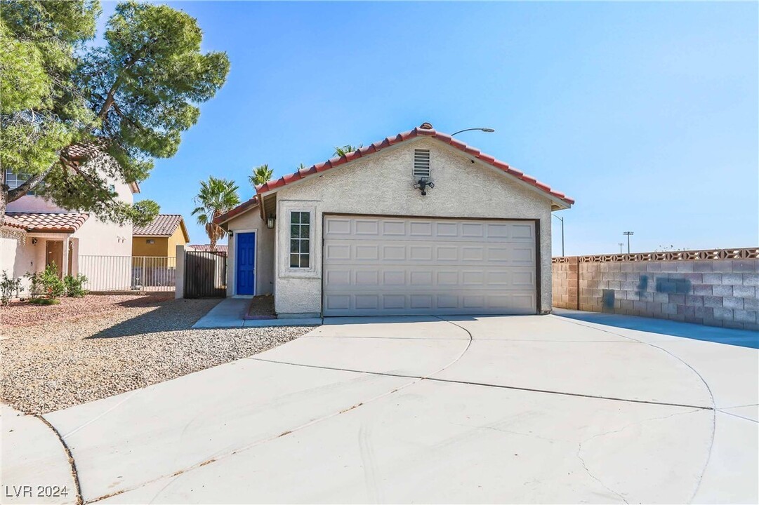 900 Calico Hills Ct in Las Vegas, NV - Building Photo