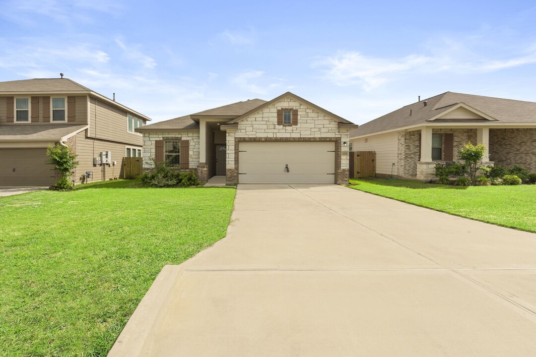 13076 Laura Lake Dr in Willis, TX - Building Photo