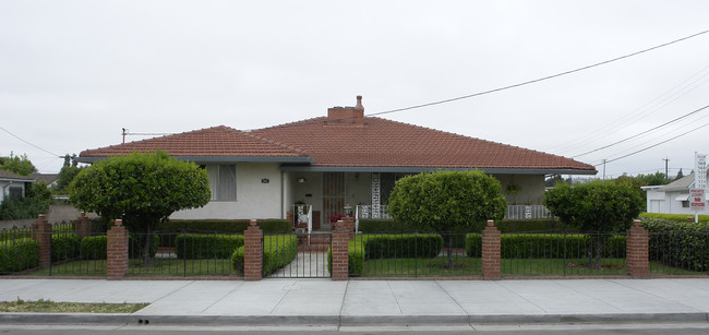 566-576 Willow Ave in Hayward, CA - Foto de edificio - Building Photo