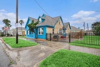 1028 Ave M 1/2 in Galveston, TX - Building Photo - Building Photo