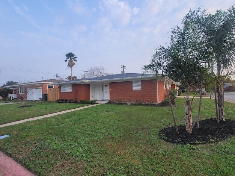 107 Avalon Way, Unit 19178 in Galveston, TX - Building Photo