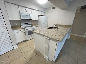 5323 Summerlin Rd in Ft. Myers, FL - Building Photo - Building Photo