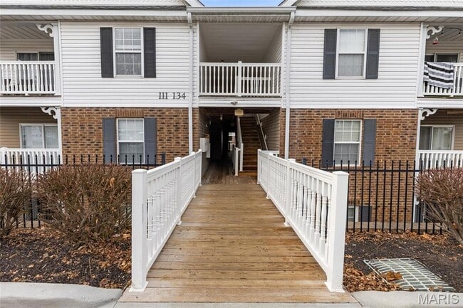 131 Saravalle Dr in St. Peters, MO - Foto de edificio - Building Photo