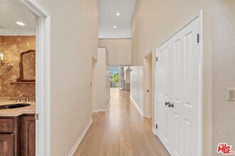 410 S Barrington Ave in Los Angeles, CA - Building Photo - Building Photo