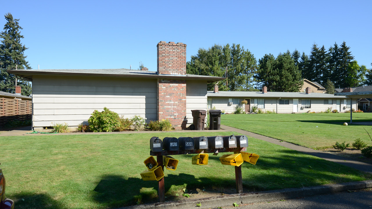 560 NE 16th Ave in Canby, OR - Building Photo