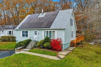 198 Dartmouth Dr in Groton, CT - Building Photo - Building Photo