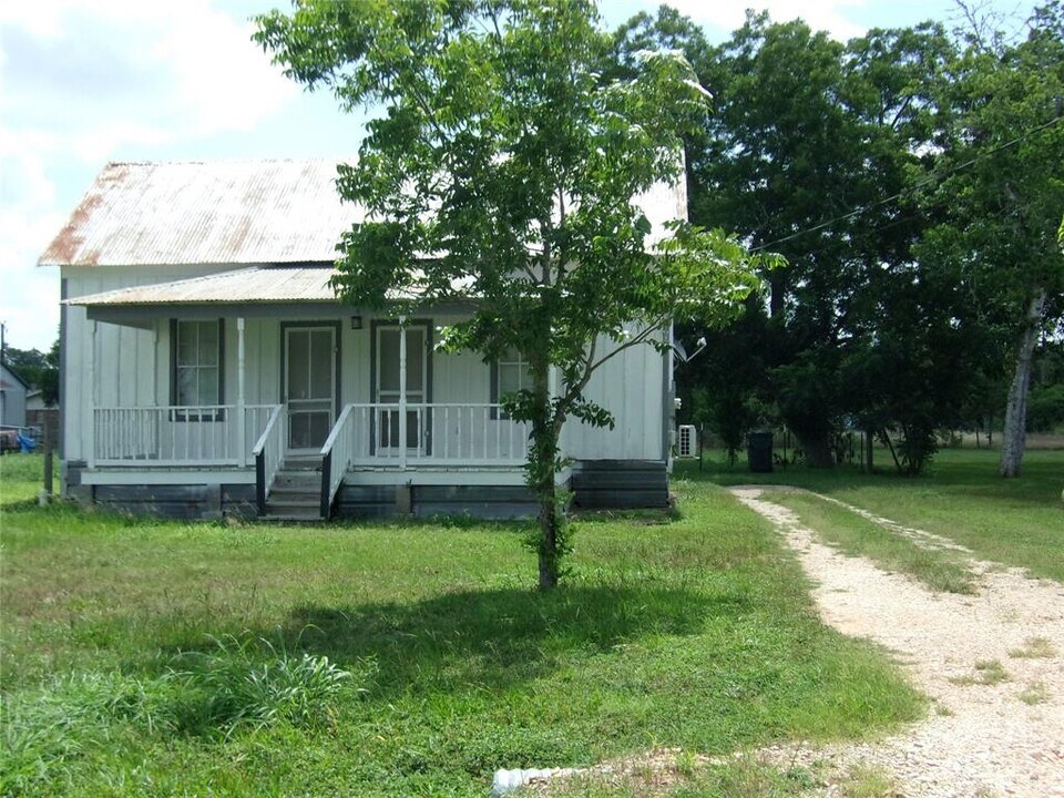 142 Cr 202 Rd in Weimar, TX - Building Photo