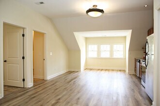817 N Elm St, Unit H in Greensboro, NC - Building Photo - Building Photo
