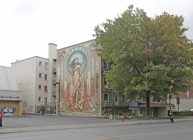 6310 O Sherbrooke Rue in Montréal, QC - Building Photo - Building Photo