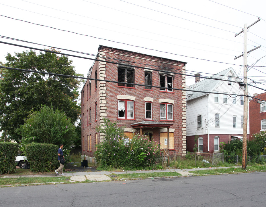 132 Oak St in New Britain, CT - Building Photo