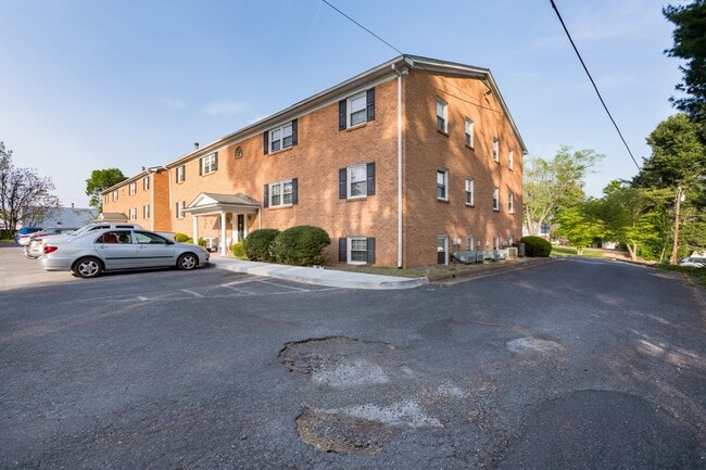 Summercrest Apartments in Waynesboro, VA - Building Photo - Building Photo