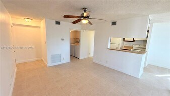 5612 Rock Island Rd in Tamarac, FL - Building Photo