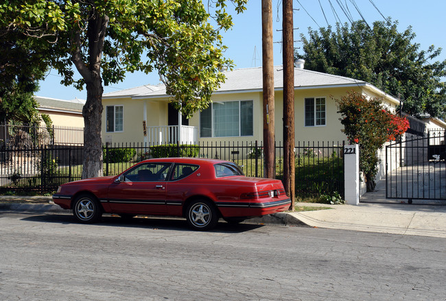 219 E Ivy Ave in Inglewood, CA - Foto de edificio - Building Photo