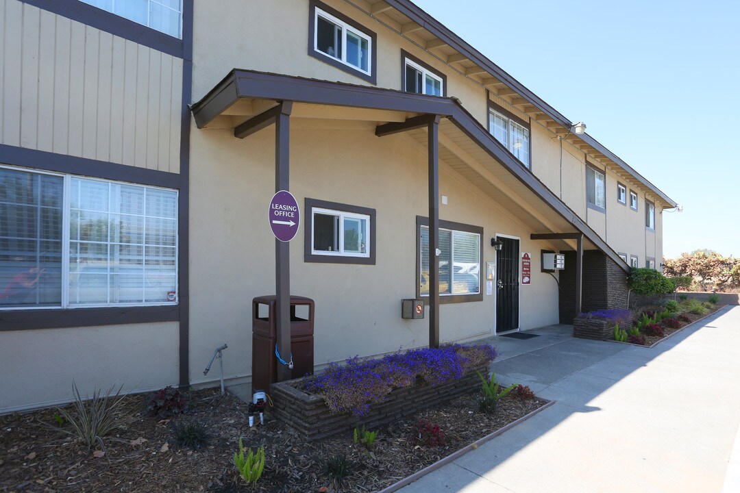 McClellan Apartments in North Highlands, CA - Foto de edificio