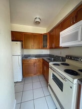 1711 S Cypress Rd in Pompano Beach, FL - Foto de edificio - Building Photo