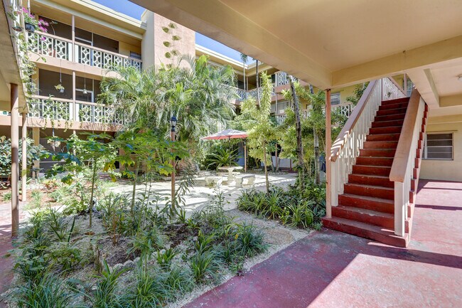 1943 Monroe St-Unit -210d in Hollywood, FL - Building Photo - Building Photo