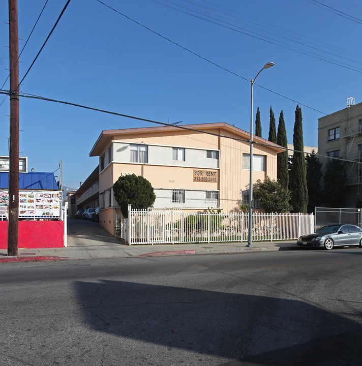 5179 Fountain Ave in Los Angeles, CA - Foto de edificio