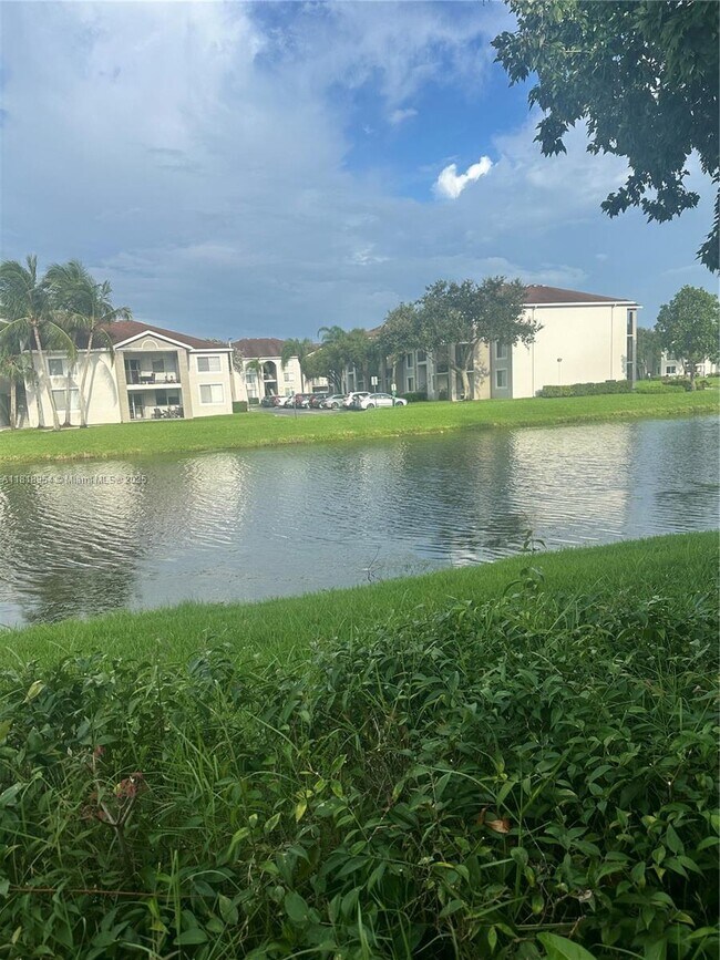 8050 N Nob Hill Rd in Tamarac, FL - Building Photo - Building Photo