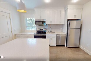 208 Banks St, Unit 3 in Cambridge, MA - Building Photo