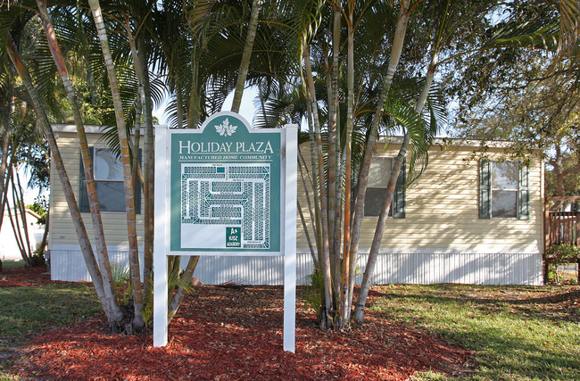 Holiday Plaza Manufactured Home Community in West Palm Beach, FL - Building Photo - Building Photo