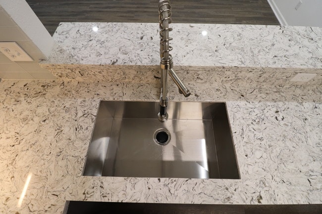 6950 Paris St in Houston, TX - Foto de edificio - Building Photo