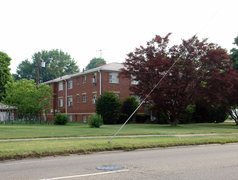 3709 W Tuscarawas St in Canton, OH - Building Photo