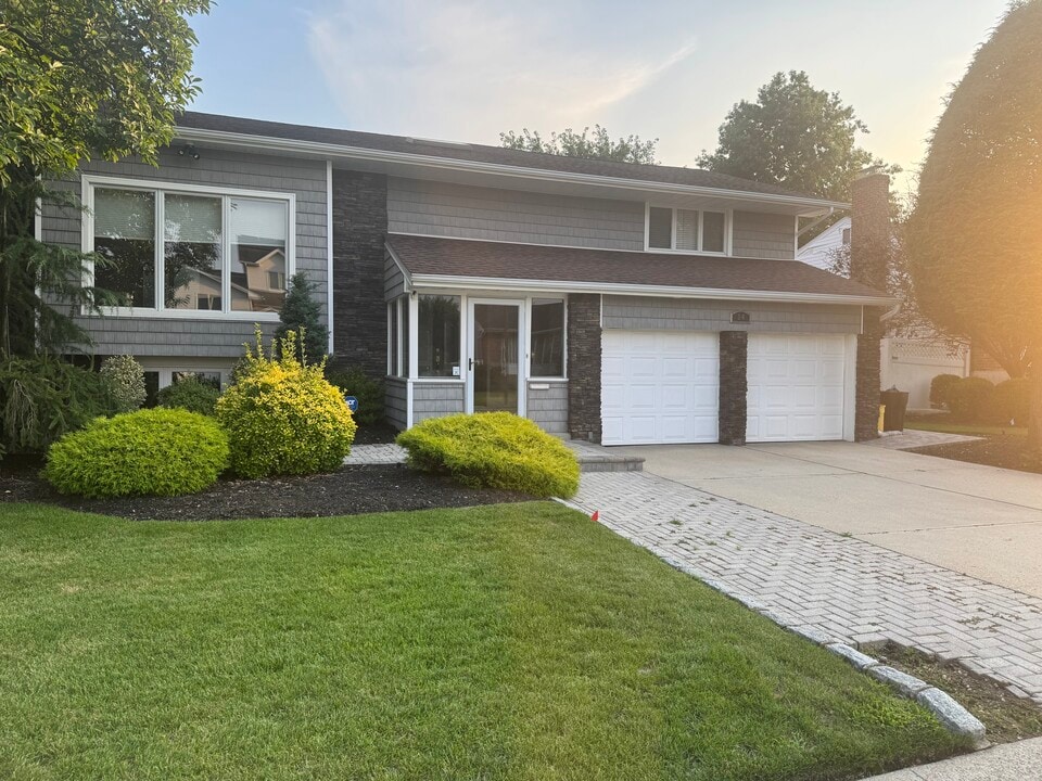 14 Glenn Dr in Woodbury, NY - Building Photo