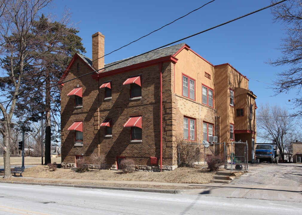 4201 E Linwood Blvd in Kansas City, MO - Foto de edificio