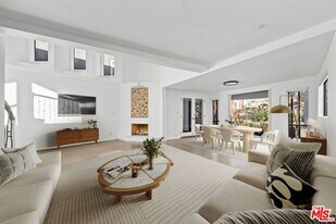 2316 Strongs Dr in Los Angeles, CA - Building Photo