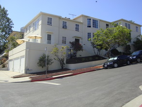 10700 Holman Ave in Los Angeles, CA - Building Photo - Building Photo