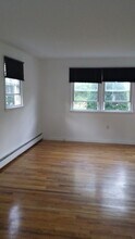 144 E Main St, Unit 1 in Clinton, CT - Foto de edificio - Building Photo
